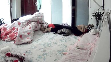 稀缺资源秘 年度精选二黑客破解家庭摄像头真实偸拍五花八门的居家隐私生活裸奔换衣打炮高清无水原档 (15)