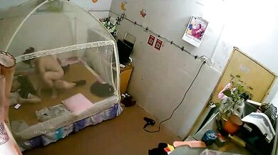 《精选摄像头㊙️破解》家庭针孔入侵真实偸拍两口子激情性生活也不管白天晚上~中年夫妻换上情趣装玩小夫妻汽车装饰店打地铺干老猛了 (15)